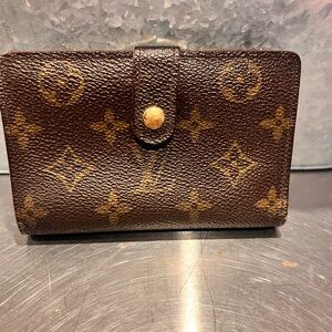 Sold! Louis Vuitton Kiss lock wallet MI0977